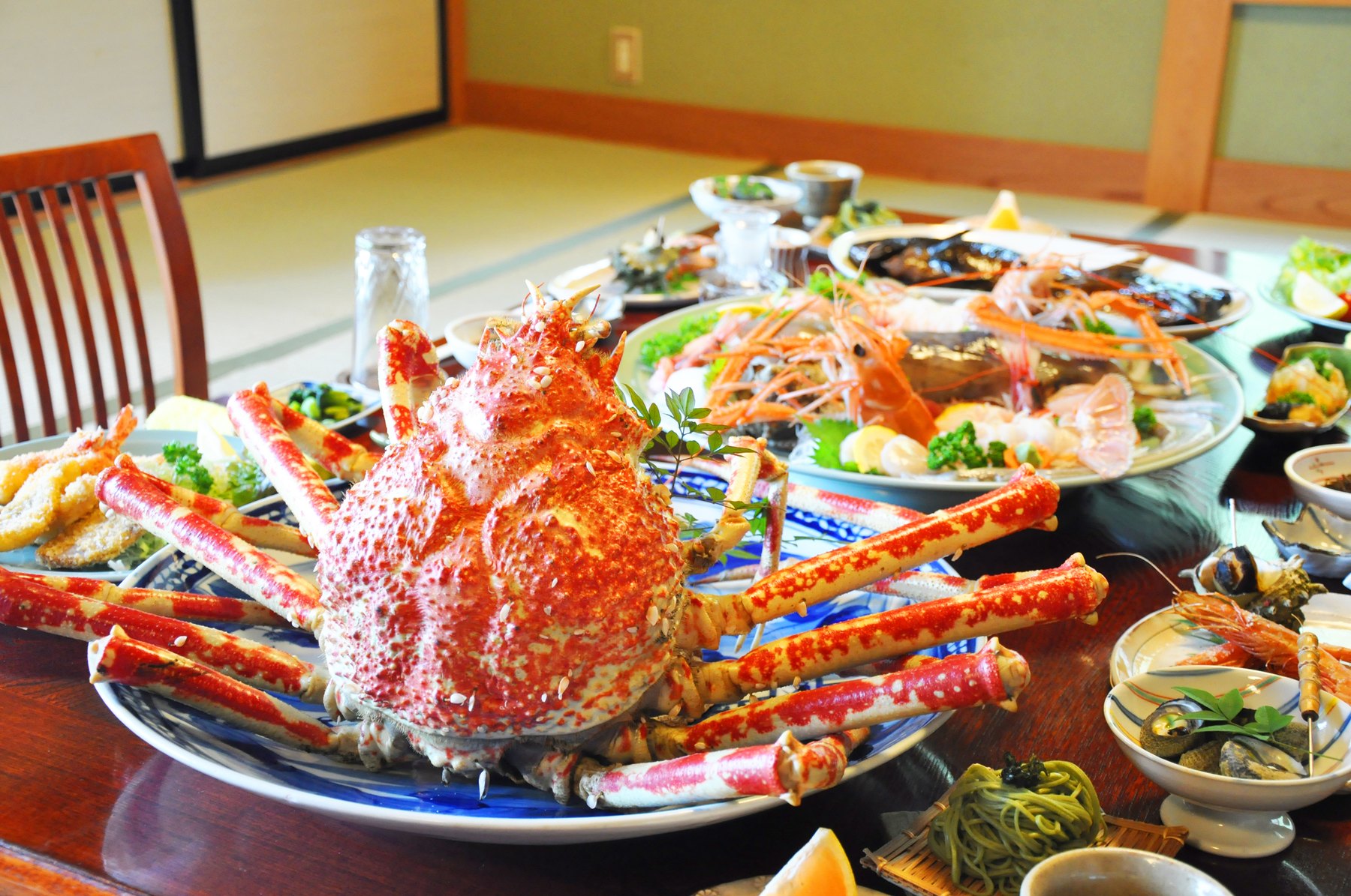 戸田の食卓に並ぶタカアシガニと深海魚料理