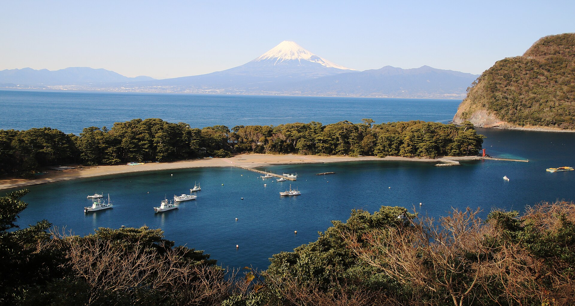 御浜岬から駿河湾越しに望む富士山