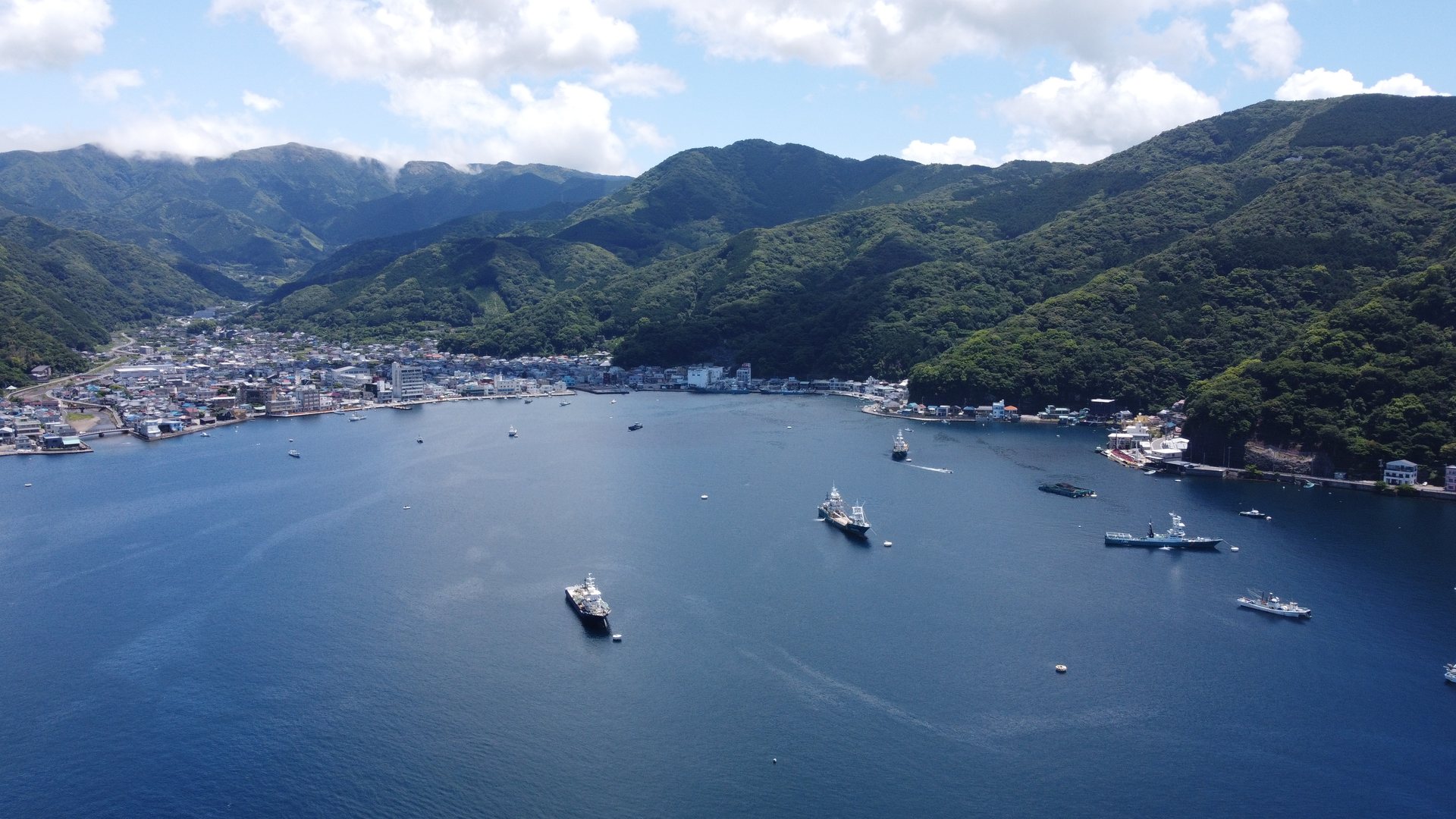 海上から見た戸田港と山に囲まれた町