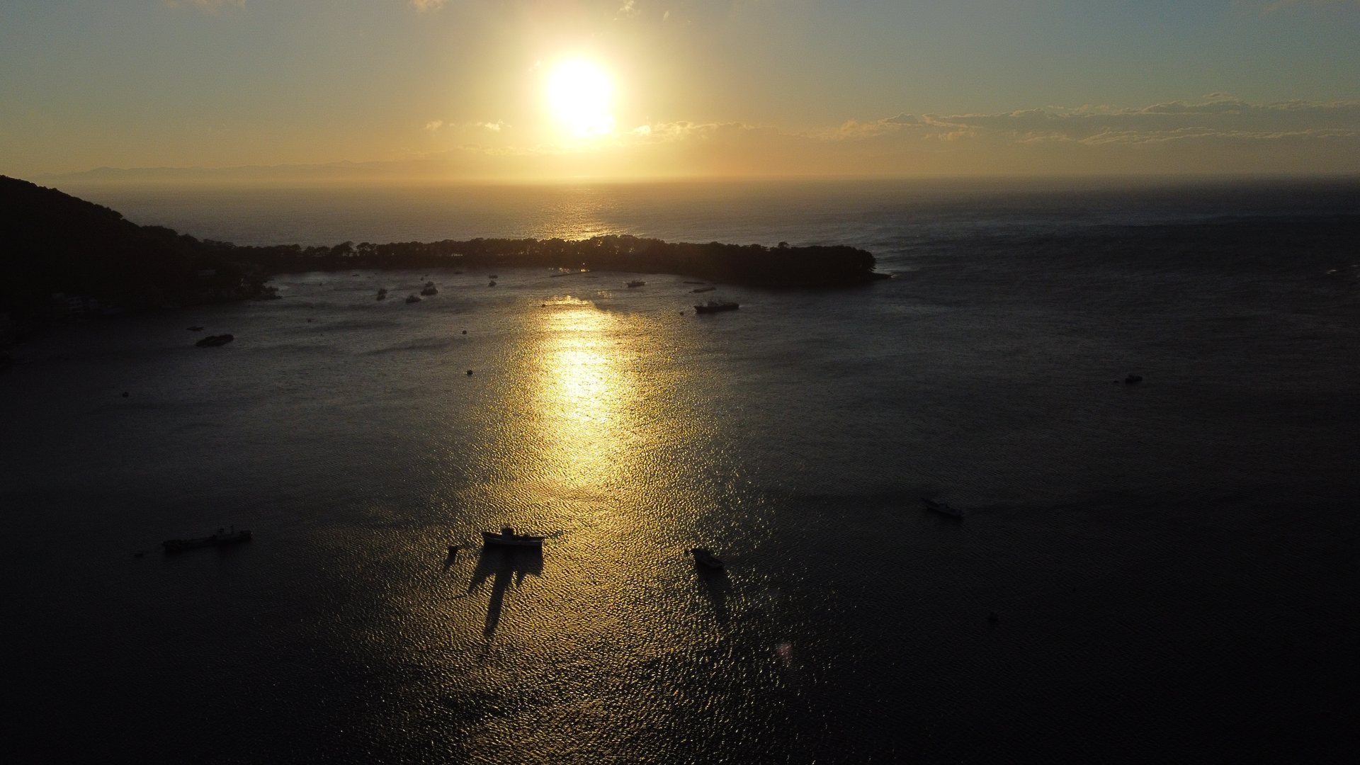 漁船が浮かぶ駿河湾へ沈む戸田の夕日
